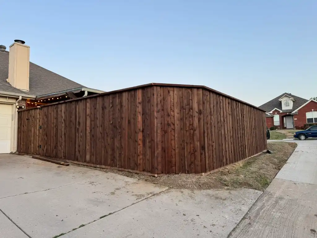 Board-on-board cedar fence with top cap trim built by Kodiak Fence Company