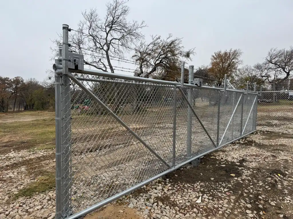 Commercial chain link cantilever gate