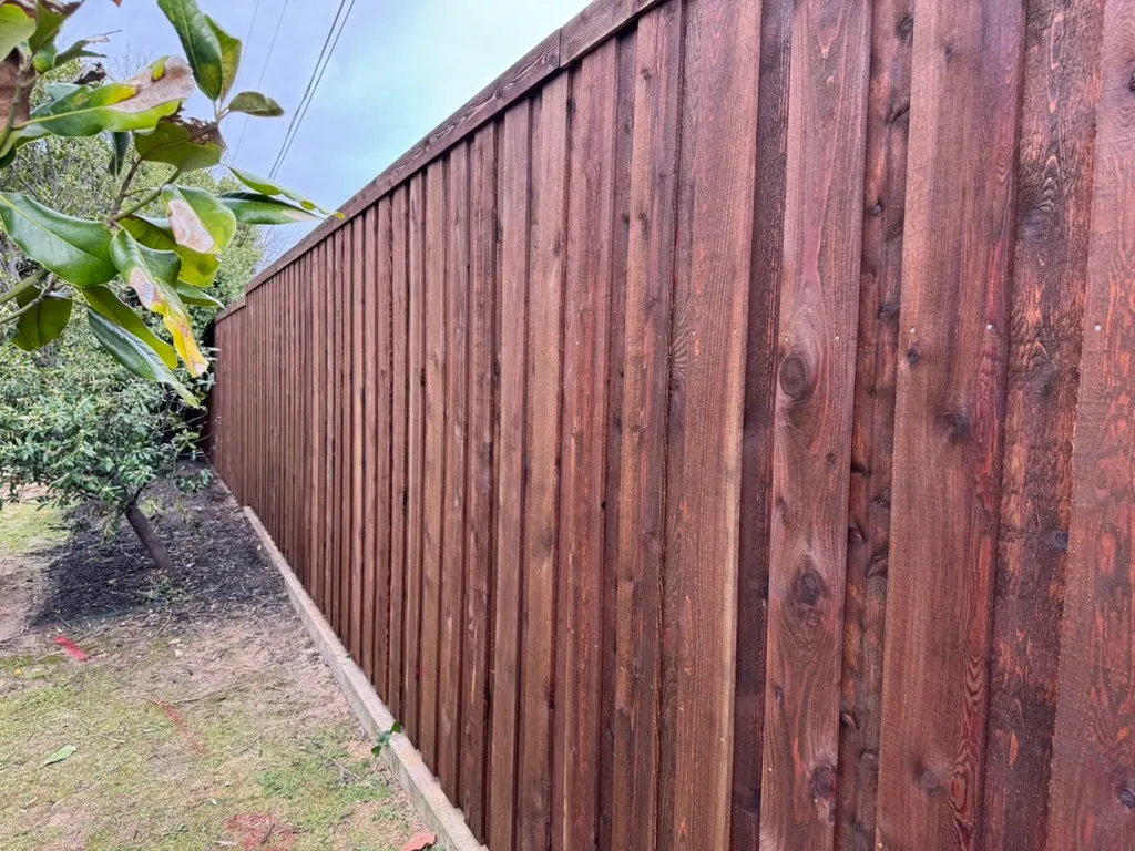 Finished cedar privacy fence with a clean grade line built by Kodiak Fence Company