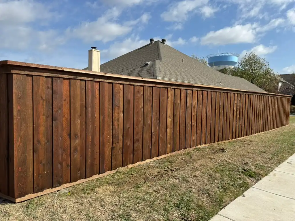 Stained board-on-board Western Red Cedar fence with top cap built by Kodiak Fence Company